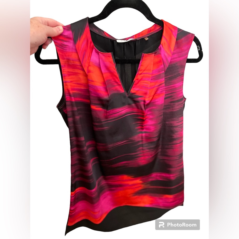 Beautiful bright Tahari sleeveless blouse. Excellent condition. Size XS.